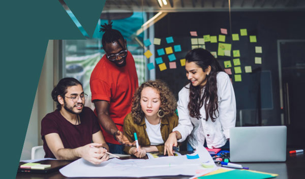Un grupo de personas alrededor de un escritorio estudiando